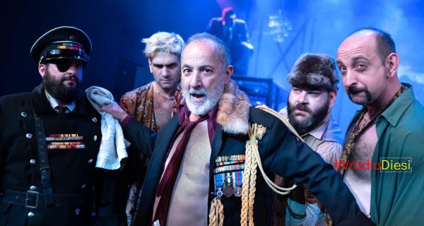 ΒΡΑΔΙΑ ΔΙΕΣΗ - Ο ΕΠΙΘΕΩΡΗΤΗΣ